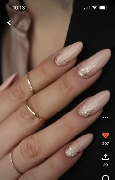 Nails Art Sparkle, Bling French Tips Nails, White With Gold Sparkle Nails, Nude Almond Nails With Gold Design, Nail Ideas With Black Dress, Light Brown And Gold Nails, Gold Dress Nail Ideas, Wedding Nails For Bride White And Gold, Henna Style Nails