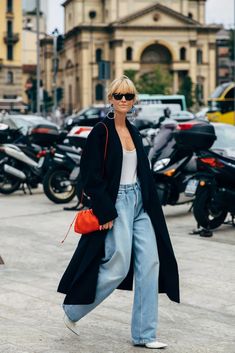 2020 Street Style, Walking Down The Street, Estilo Chic, Looks Street Style, Women Street, Street Style Inspiration, Cool Street Fashion, Fashion Week Street Style