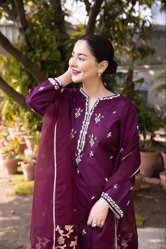 Nikah Wishes, Hania Amir Dresses, Haniya Amir, V Neck Crochet, Hania Aamir, Casual Gowns, Female Clothes Outfits, Pakistani Women Dresses, Hania Amir