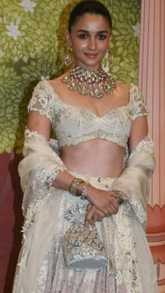 Alia Bhatt Lehenga, Floral Lehenga, Bridal Necklace Set, Lehenga Skirt, Stylish Blouse, Lehenga Designs, Alia Bhatt, Kundan Jewellery, Bollywood Fashion