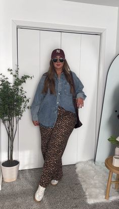 Outfits Gorditas, Oversized Denim Shirt, 2024 Outfits, Leopard Pants, Basic Wear, Summer Lookbook, Curvy Outfits, Fall Wardrobe, Denim Shirt