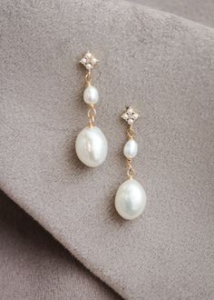 Classic pearl drop earrings have been elevated with a mid length silhouette and tapering shimmering pearls to add a hint of relaxed elegance and refinement to wedding gowns, playsuits and bridal looks. Neat and sweet, these earrings will work their way into your wardrobe after the wedding day * DETAILS * - Designed and handmade in Australia - Freshwater pearls, gold plated settings - Measurement: 45mm length * READY TO SHIP * The Farrah earrings are ready to ship. Please allow 5-7 business days for processing plus delivery times. Please leave your wedding date and phone number for the postal slip in the message box at checkout. * IN A RUSH? * Rush orders available for a fee. Contact us with your urgent wedding date and we will confirm timeframes. * BEAUTIFULLY GIFT WRAPPED * Your Farrah ea Pearl Drop Earrings Wedding Gold, Boho Earrings Wedding, Bridal Jewelry Hair Down, Gold And Pearl Wedding Jewelry, Wedding Dangle Earrings, Bride Wedding Jewelry, Bridal Pearl Jewelry, Pearl Wedding Earrings Brides, Pearl Accessories Wedding