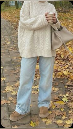 White Wool Cardigan Outfit, Tennessee Fall Outfits, Ballerina Style Outfit, Fall Trousers Outfit, Fancy Fall Outfits, Colder Weather Outfits, Vinter Mode Outfits, Ugg Platform, Stile Blair Waldorf