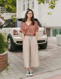 Summer Outfits Pants Casual, Square Pants Outfit Classy, Summer Pants Outfits Casual, Casual Day Outfit Summer Street Style, Cute Korean Summer Outfits, Korean Casual Outfits Women, Summer Clothes Korean Style, Casual Day Outfits Summer, Korean Women Outfits