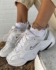 Maneras supercool de usar accesorios en los tobillos Vintage Shoes Sneakers, Dr Shoes, Basket Style, Adidas Vintage, Fashion Shoes Sneakers, Nike Vintage, Hype Shoes, Shoe Inspo, Aesthetic Shoes