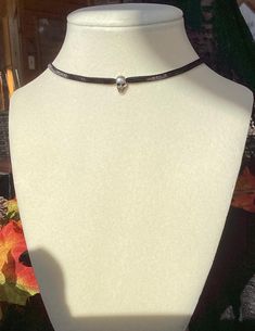 Ce collier tête de mort délicat est fait d'un fin ruban de velours et la petite tête de mort avec son sourire infini est adorable sur chaque cou. Donc, si vous ou un ami, partenaire ou membre de votre famille êtes fan des têtes de mort, c'est le tour de cou parfait pour tout le monde ! Le collier lui-même est réglable. Il est doté d'une chaîne supplémentaire pour s'adapter à toutes les tailles de cou. ️💀 Velvet Choker Necklaces, Sweet Smile, Velvet Choker, Skull Necklace, Velvet Ribbon, Family Members, Pendant Necklaces, Necklace Etsy, Jewelry Necklace Pendant