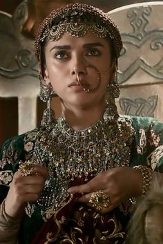 Deepika Padukone Style, Indian Jewelry Sets, Indian Aesthetic, India Jewelry, Jennifer Garner, Kundan Jewellery, Deepika Padukone, Traditional Jewelry, Indian Jewellery