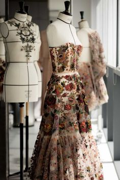 Couture Dior, Christian Dior Couture, Couture Details, فستان سهرة, Sneakers Outfit, 가을 패션, Embroidery Dress, Mode Inspiration, Fancy Dresses