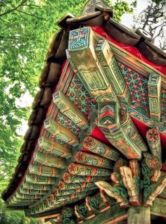 the roof of a building is decorated with intricate designs