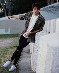 Noah Centineo, Herren Style, Stylish Men Casual, Mens Casual Dress Outfits, Men Stylish Dress, Mens Fashion Streetwear, Cool Outfits For Men, Mens Fashion Casual Outfits, Stylish Mens Outfits