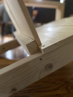 a close up view of the top of a wooden bench