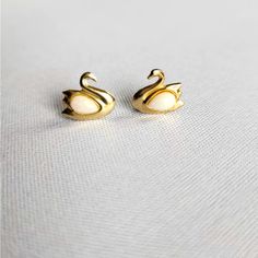 Vintage 14k Gold Swan Earrings With Genuine Opal Beautiful Small Real 14k Solid Gold Swan Earring’s With Mother Of Pearl. *Stamp Is Hard To See, But Has Been Verified By Two Jewelry Stores* Swan Earrings, Swan Jewelry, Gold Swan, Opal Color, Cute Jewelry, Jewelry Stores, Mother Of Pearl, Solid Gold, Opal