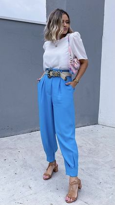 Blue Pants Outfit, Colorblock Pants, Outfit Primavera, Dressy Pants, Summer Style Casual, Fashion Gallery, Blue Pants, Fashion Today, Street Style Outfit