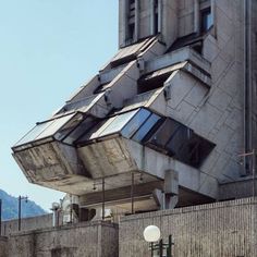 an old building that has been turned into a house with its roof broken off and windows missing