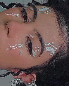 Robotic Makeup Look, Futuristic Makeup Looks Future Fashion, Silver Futuristic Makeup, Cyberpunk Makeup, Futuristic Makeup, Small Faces, Cute Makeup