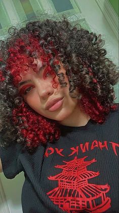 cabello rizado, cabello rojo, mechas rojas Dyed Curly Hair, Twisted Hair, Peekaboo Hair, Red Curly Hair, Colored Curly Hair, Dyed Natural Hair, Pretty Hair Color, Black Curly Hair