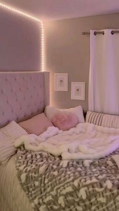 Dream Room Cozy, Bed Inspo Pink, Pink Modern Room, Bed White Aesthetic, Cozy Room Lighting, Aesthetic Bed Ideas, Bed Comforter Ideas, Warm Cozy Room Aesthetic, Easy Room Ideas