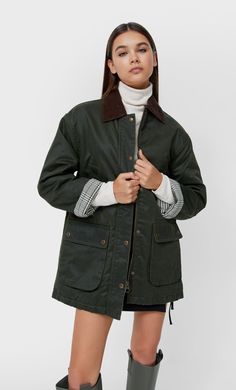 Con efecto encerado, cuello solapa de pana, detalle de puños con estampado de cuadros... La nueva parka de Stradivarius podría pasar perfectamente por una de las chaquetas más históricas y populares de la firma Barbour. Pero eso sí, ¡a un precio de lo más asequible! Spring Jacket Outfit, Utility Jacket Outfit, 60s Inspired Outfits, Green Jacket Outfit, Parka Outfit