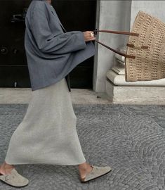 Minimal Fashion Aesthetic, Birkenstock Outfit Ideas, Women Birkenstock, Birkenstock Boston Outfit, Clogs Birkenstock, Boston Outfits, Go Viral On Tiktok, Linen Outfit, Grey Pleated Skirt