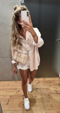 Aquarium Outfit Ideas Spring, Elegant Blouse Outfit, Chic Casual Spring Outfits 2024, Moving Outfit Summer, Chic Mom Style Summer, Rainy Date Night Outfit Spring, Casual Day Party Outfit, Wander Outfit, Foto Poses