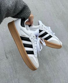 Ontdek de Adidas Samba XLG White Gum (SKU: IE1377), een moderne interpretatie van het iconische Samba-silhouet dat klassieke stijl combineert met eigentijdse flair. Hier zijn enkele redenen waarom deze sneaker een must-have is: Verfijnd en tijdloos ontwerp: De Adidas Samba XLG White Gum combineert een klassiek silhouet met moderne details voor een tijdloze uitstraling. Het gestroomlijnde ontwerp en de verfijnde kleurencombinatie maken het een veelzijdige keuze voor elke gelegenheid. Hoogwaardige Samba Shoes, Pretty Sneakers, Trendy Shoes Sneakers, Pretty Shoes Sneakers, Hype Shoes, Aesthetic Shoes, Swag Shoes, Women's Casual Style, Pretty Shoes