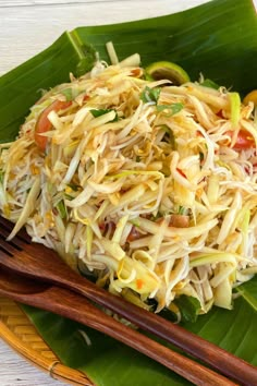 Tam sua (papaya salad) with a wooden fork and spoon. Healthy Thai Salad, Veggie Heavy Recipes, Salad With Rice, Asian Slaw Recipe, Bean Sprout Recipes, Spicy Dressing, Papaya Recipes, Burmese Food, Thai Salad