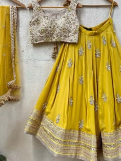 Embroidery Butti, Mirror Lehenga, Raw Silk Blouse, Indian Bridesmaid Dresses, Floral Mirror, Mirror Embroidery, Wedding Lehenga Designs