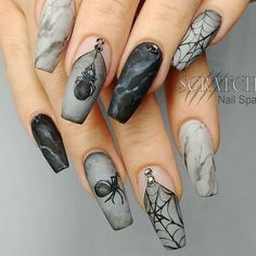 If you want to show up with an unforgettable, iconic look at the Halloween party, make sure to take care of all the details! As for Halloween nail designs, we have it all covered here! Ongles Goth, Nagel Stamping, Halloween Fest, Valentine Nails, Spider Webs