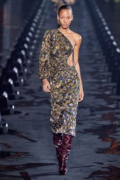 Saint Laurent Spring 2020 Ready-to-Wear collection, runway looks, beauty, models, and reviews. Ysl Runway, Diy Vetement, David Koma, Fashion Weeks, Looks Chic, Fashion Week Street Style, Fashion 2020