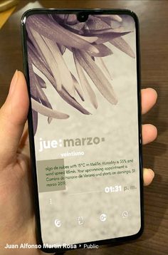 someone is holding up their phone with an ad on the screen that says je marazo