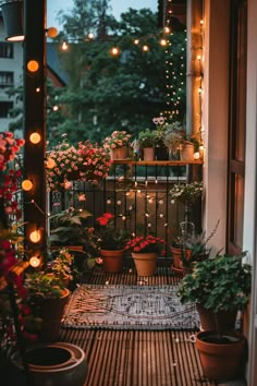 Cozy, warmly lit small balcony decorated with multiple potted plants, string lights and a patterned rug, exemplifying amazing ideas for small balconies. Aesthetic Balcony Garden, Balcony Aesthetic, Winter Balcony, Backyard Dining Area, Apartment Backyard, Small Apartment Balcony Ideas, Home Balcony