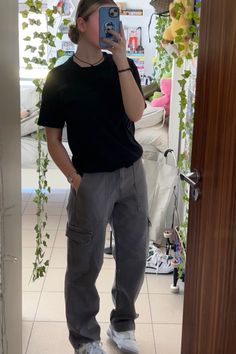 Lesbian Sweatpants Outfit, Tomboy Hourglass Outfits, Masc Women Casual Outfits, Lesbian Skater Outfits, Tomboy Teacher Outfits, Fall Masc Outfits For Women, Summer Stem Outfits, School Outfits Masc, Outfit Ideas Masculine Girl