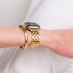 Delicate links create a modern basketweave design in this beautiful band. Made of high quality stainless steel, this band will transform your tech into jewelry you love. Apple Watch Gold Band, Gold Apple Watch Band, Gold Bracelet Simple, Rose Gold Apple Watch, Apple Watch Sizes, Gold Apple Watch, Gold Apple, Apple Watch Case, Apple Watch Bands Leather