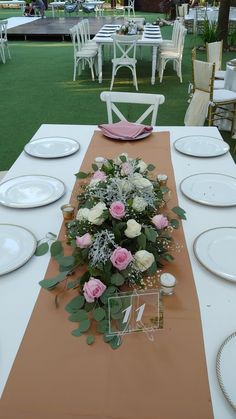 Servicio floral en Puerto Vallarta y Bahía de Banderas Long Table Centerpieces, Wedding Table Garland, Vintage Party Decorations, Graduation Cap Decoration Diy, Table Garland, Orchid Arrangements, Barn Decor, Birthday Balloon Decorations, Graduation Cap Decoration