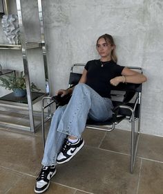 Styling Low Dunks, Dunks Work Outfit Woman, Nike Panda Dunks Outfit Women, Pandas Shoes Outfit, Black Panda Dunks Outfit, Dunks Nike Outfit, Dunk Panda Outfit, Nike Panda Dunks Outfit, Nike Dunks Outfit Woman Street Styles