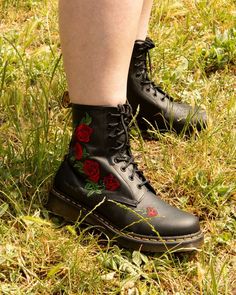 Dr Martens Aesthetic, Boho Style Boots, Doc Martens Black, Black Dr Martens, Lace Up Combat Boots