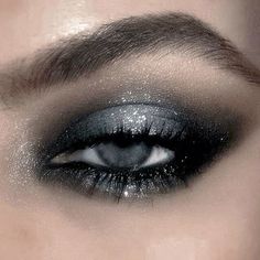 Dark Makeup Looks, Maquillage On Fleek, Silver Makeup, Dark Makeup, Eye Makeup Art