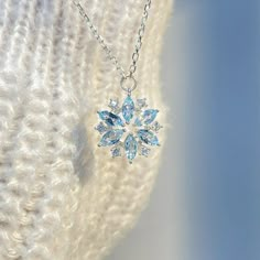 قلادات متدلية, Snowflake Necklace