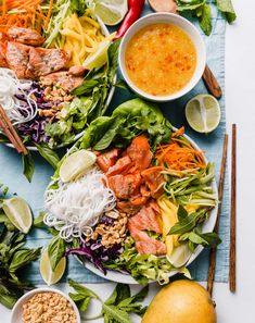 Rice Noodle Bowls, Salmon Noodles, Salad Bowl Recipes, Clean Eating Inspiration, Citrus Fish, Salmon Rice, Pineapple And Coconut