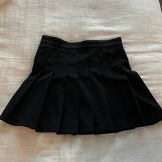 Never Worn Trendy Black Pleated Tennis Skirt, Black Pleated Tennis Skirt For Summer, Casual Black Skirt For Fall, Black Casual Skirt For Fall, Black Mini Skort With Pleated Details, Trendy Black Mini-length Tennis Skirt, Trendy Black Mini Length Tennis Skirt, Trendy Black Mini Tennis Skirt, Chic Black Pleated Tennis Skirt