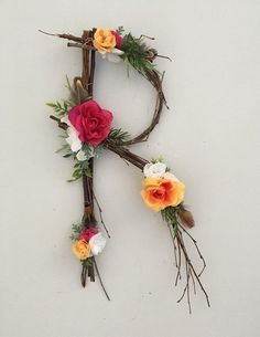 the letter q is made out of branches and flowers