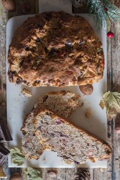 An Italian Christmas Bread, full of nuts, candied fruit and chopped chocolate. Serve it at Breakfast or even Dessert, delicious with a cup of tea or coffee. If you love yeast breads or you are looking for a fruit bread to serve this Christmas I hope you enjoy this Italian Christmas Bread from Modena! Italian Christmas Bread, Christmas Bread Recipes, Cinnamon Bread Easy, Applesauce Bread, Italian Sweets, Delicious Pizza Recipes, Xmas Baking, Yeast Recipes, Fruit Chocolate