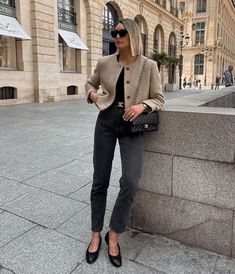 Europe Autumn, Casual Chic Outfits, Corporate Outfits, Fall Outfits For Work, Stylish Work Outfits, Outfit Trends, Beige Cardigan