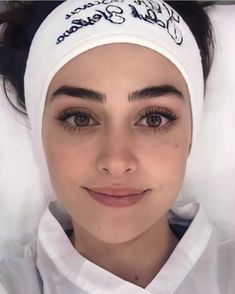 Arabic Eyebrow Shape, Beautiful Eyebrows Natural, Eyebrows Goals, Clean Skin Face, Beautiful Eyebrows, Eye Makeup Styles, Face Art Makeup, Makeup Accesories, Actress Without Makeup