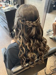 Sweet Sixteen Guest Hairstyles, Sweet 16 Guest Hairstyles, Half Up Half Down Sweet 16 Hair, Fairy Hairstyles Shoulder Length, Hairstyles With Hair Bands, Sweet Sixteen Hairstyles, Prom Hair Curly, Western Quince, Sweet 16 Hair