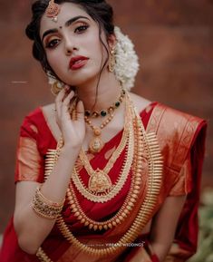 Indian Bridal Look Indian Bridal Saree Look, Saree Look Ideas, Bridal Saree Look, Sari Pose, South Indian Bridal Saree, Bride Sari, Airbrush Bridal Makeup, Telugu Bride