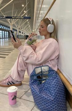 Sweatpants Outfit Ideas, Airport Outfit Summer, Main Character Energy, Airport Outfits, Airport Fits, Travel Outfits, Main Character, Airport Style