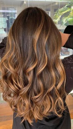 Balayage Hair Caramel, Rambut Brunette, Brown Hair Looks, Brown Hair Inspo, Hair Color Caramel, Brunette Hair With Highlights, Hot Hair Colors, Caramel Hair, Caramel Highlights