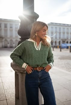 Beautiful green, long sleeve sweater that has v-neckline followed with a fold-over collar. This sweater is soft, cozy and a Fall and Winters dream. In addition this sweater has a slightly loose fit with a straight cut structure and can be worn on its own or layered. Our model wears Dark Blue Solan Jeans ONE SIZE (fits from US 2-4-6-8) Length 21.65 in - Width 22.05 in Contextures: 27% polyamide - 30% polyester - 43% acrylic Washing: handwash Adrette Outfits, Fest Outfits, Parisian Women, Elegante Casual, Dark Wear, Style Mistakes