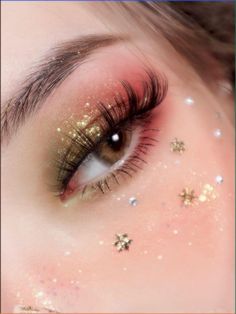 Get inspired by the magic of the holiday season with these beautiful and gorgeous Christmas eyeshadow looks! New Year’s Eve Eye Makeup, Christmas Makeup Ideas Simple, Winter Eyeshadow Looks, Christmas Eyeshadow Looks, Christmas Makeup Simple, Face Makeup Tutorial Video, Festive Makeup